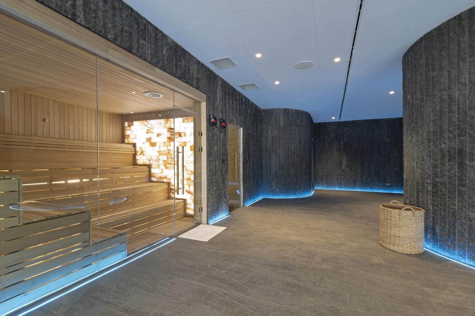 Sun & Moon, Riverside Hotel プノンペン エクステリア 写真