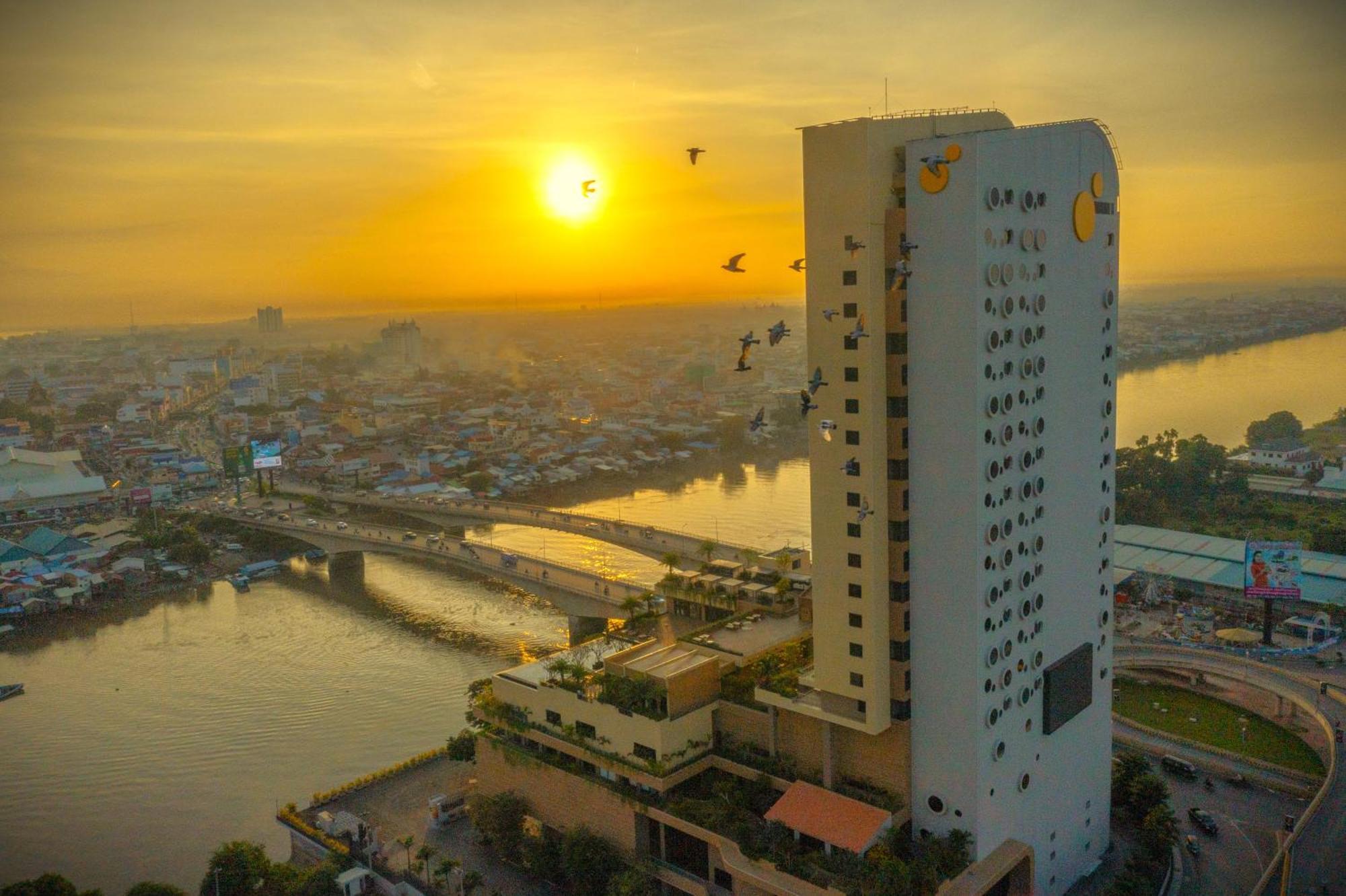 Sun & Moon, Riverside Hotel プノンペン エクステリア 写真