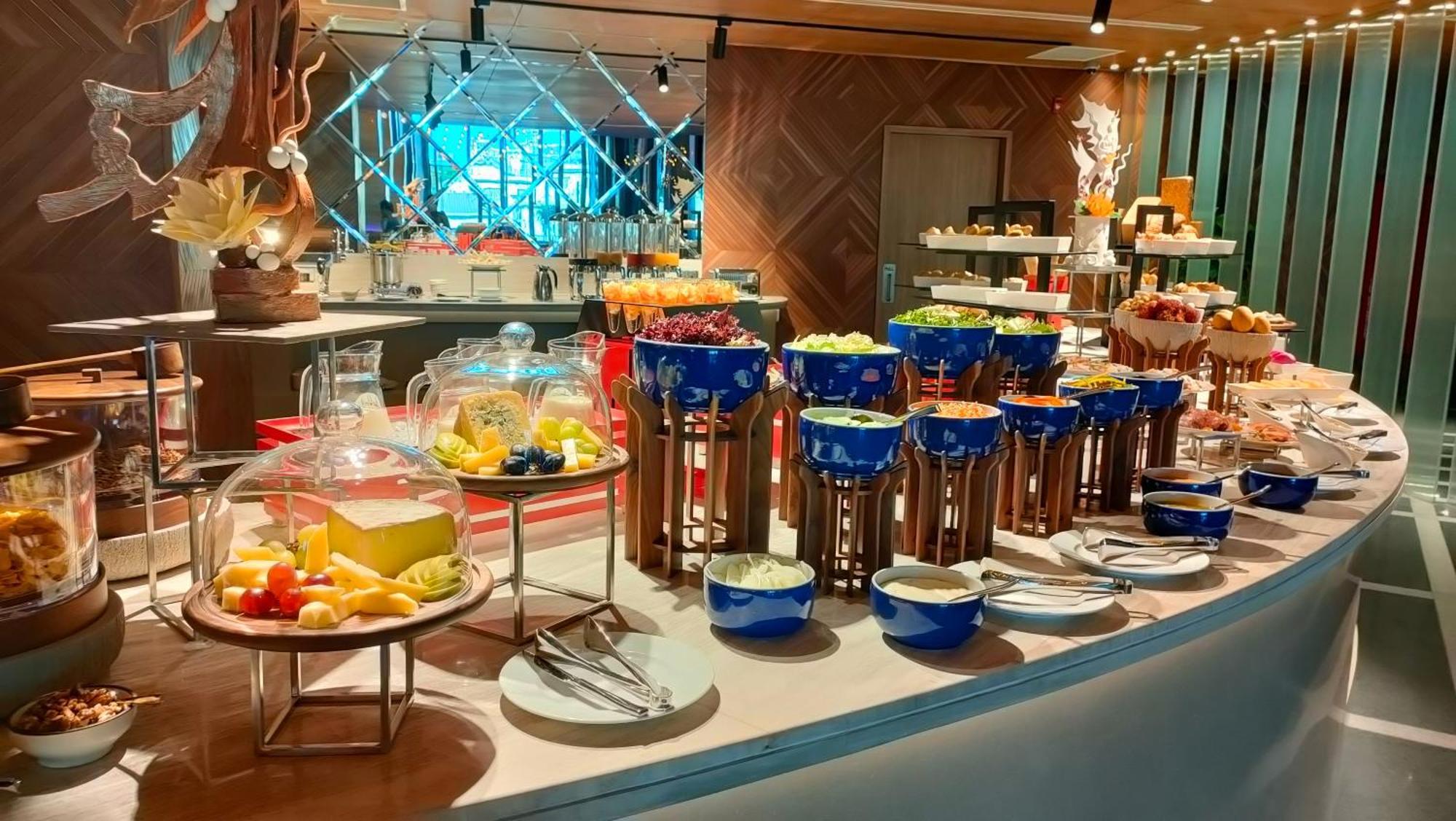 Sun & Moon, Riverside Hotel プノンペン エクステリア 写真