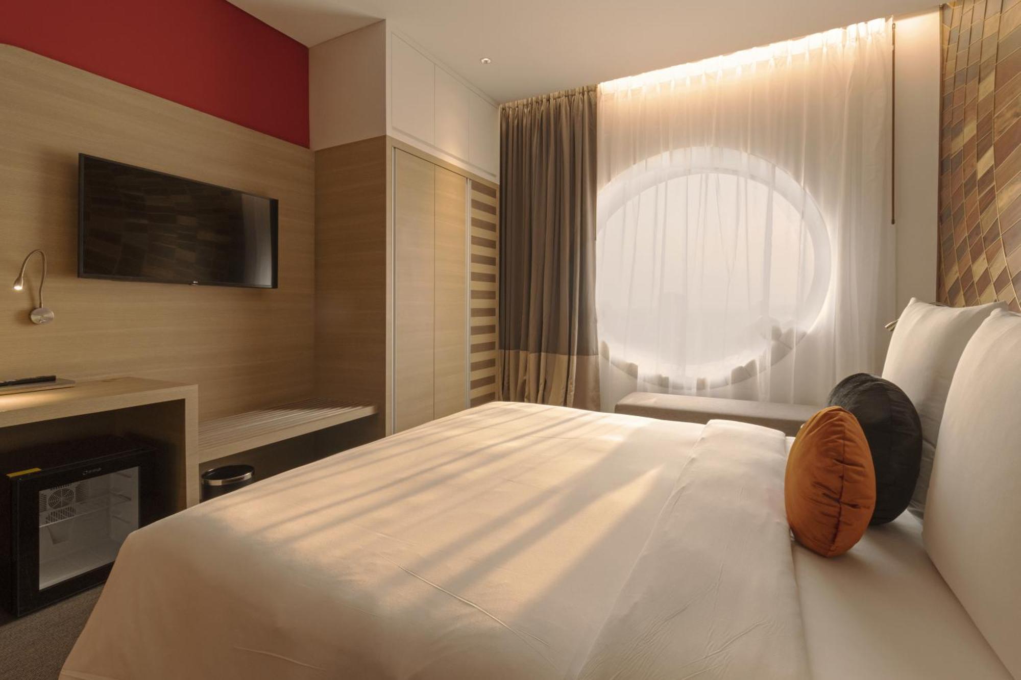 Sun & Moon, Riverside Hotel プノンペン エクステリア 写真