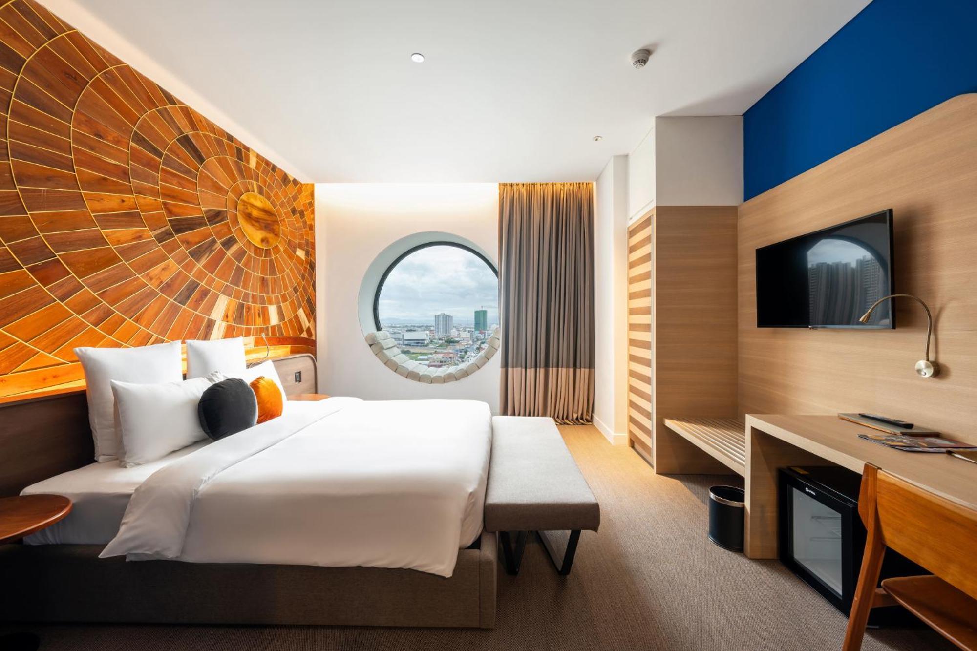Sun & Moon, Riverside Hotel プノンペン エクステリア 写真